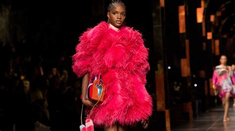 aujourdui le dat fendi semaine|Fendi fait revivre l'atmosphère du Studio 54 pour sa collection .